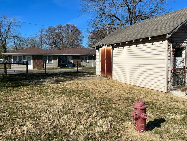 Building Photo - House in Dixon, MO!