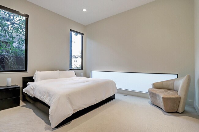 Building Photo - 721 E Creekside Dr