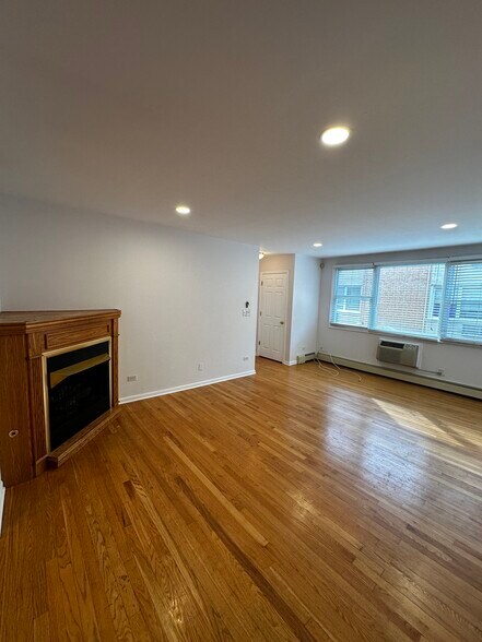 Living Room - 1527 W Sherwin Ave