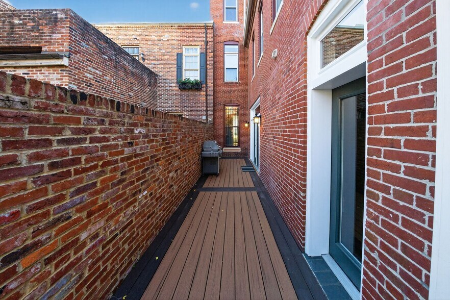 Building Photo - 917 O St NW