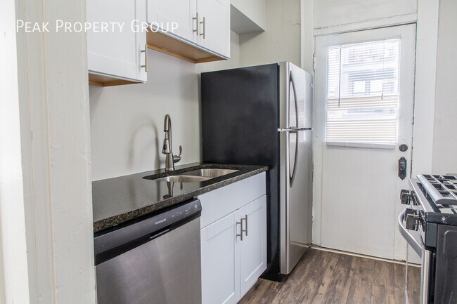 Building Photo - Available Now! Located in the Short North!...