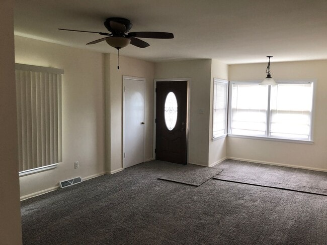Building Photo - Charming 3-Bedroom Home Near Kenosha Dream...