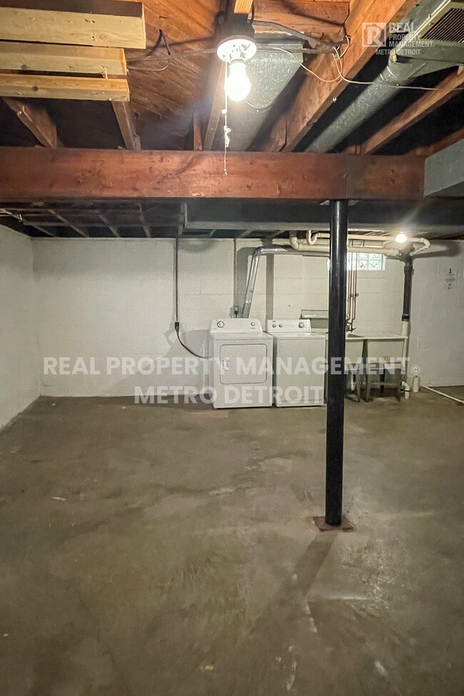 Building Photo - LEASE TODAY and SAVE!!