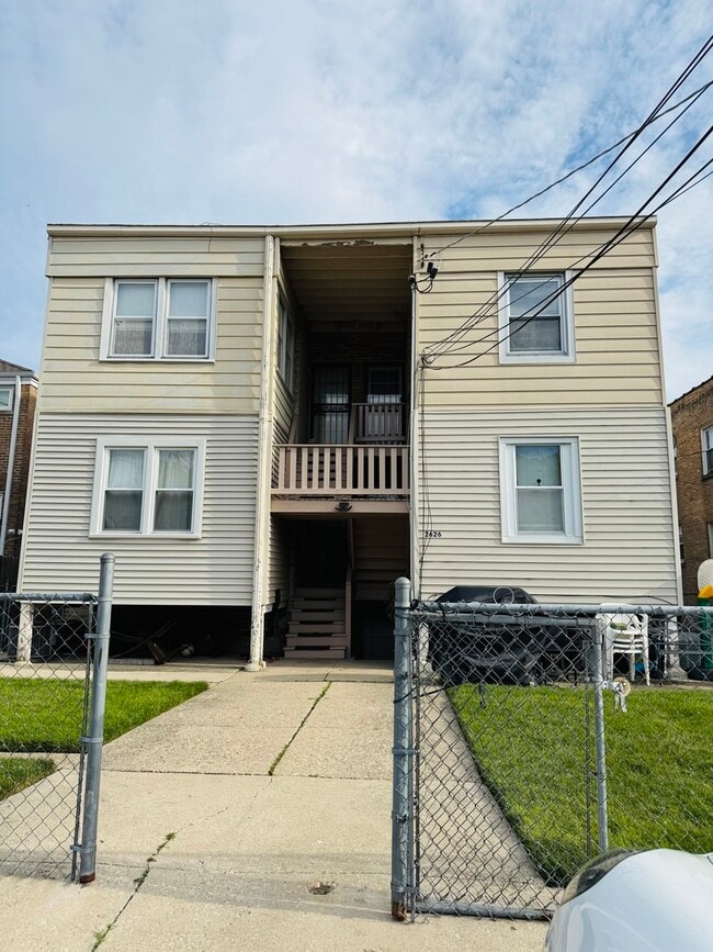 Building Photo - 2626 W Balmoral Ave
