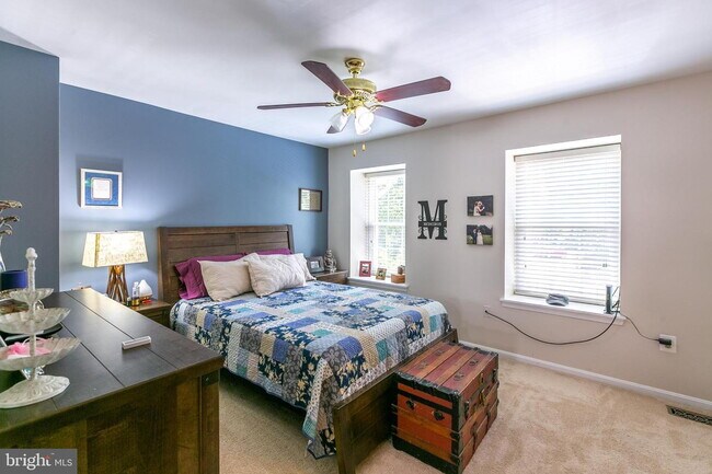 Building Photo - Stylish and Spacious Townhome with Open Floor Plan and Updated Kitchen