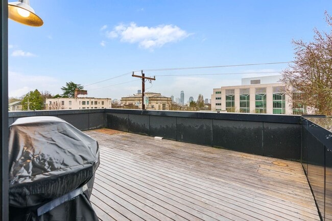 Building Photo - 113 17th Ave E