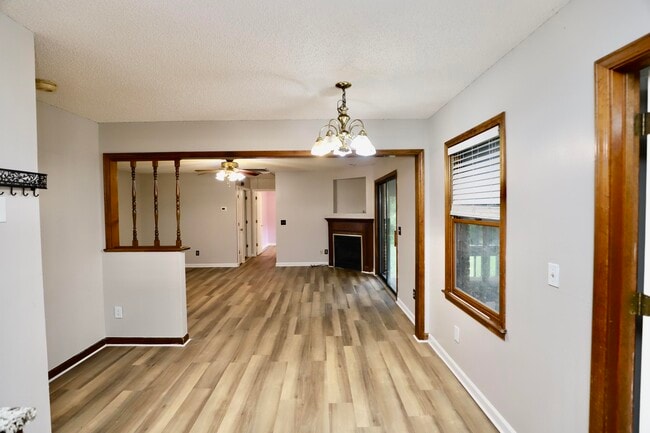 Building Photo - 806 Club Ln
