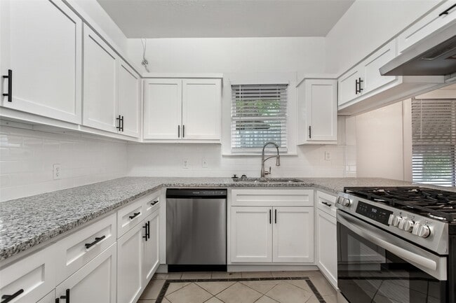 Building Photo - 5708 Live Oak St