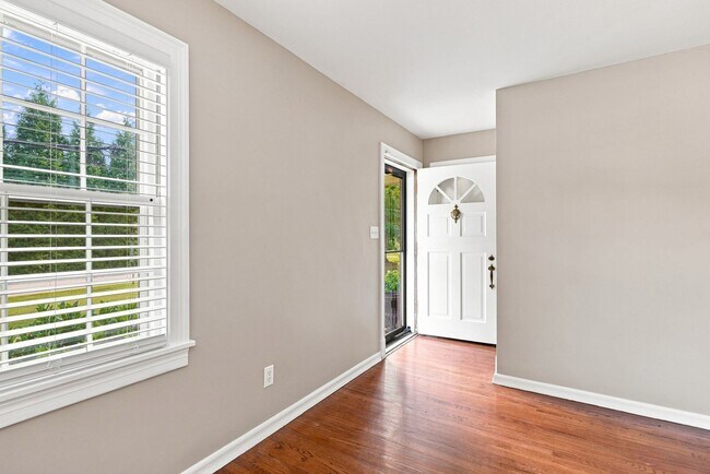 Building Photo - 912 Beechwood Rd