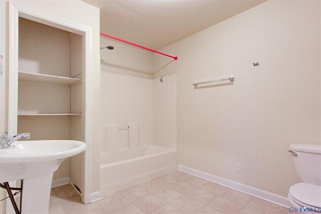 Building Photo - 5 N Oak Ave