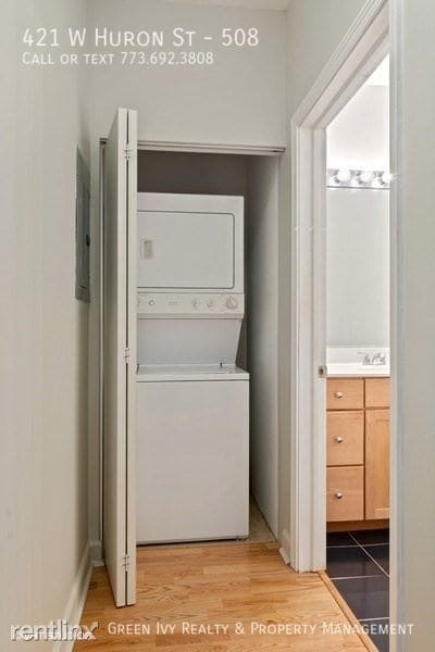 Building Photo - Stunning River North condo with Huge Patio!