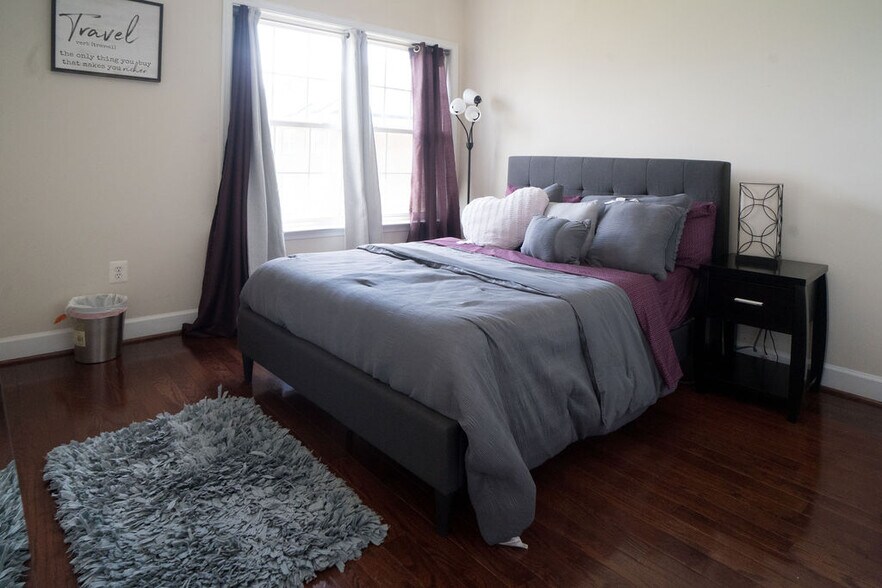 Bedroom 2 Full Bed - 604 Kingfisher Ave