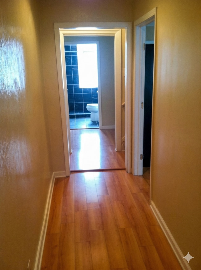 Building Photo - Luxury Home - South Side Flats