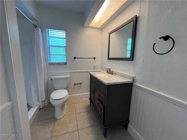 Building Photo - 858 Rose Way