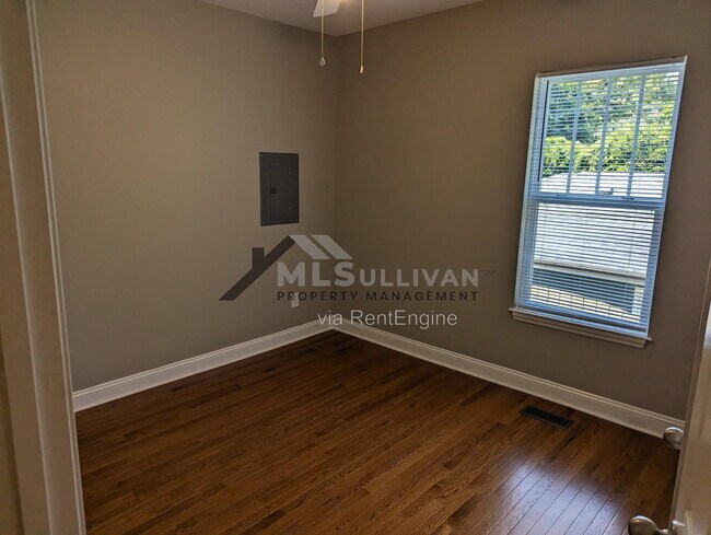 Building Photo - 608 N Maple St