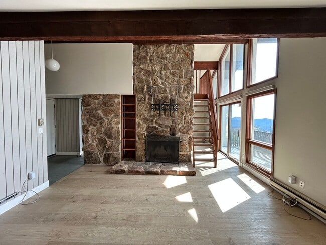 Building Photo - 2 Bedroom Mountain Home with Loft and Spec...