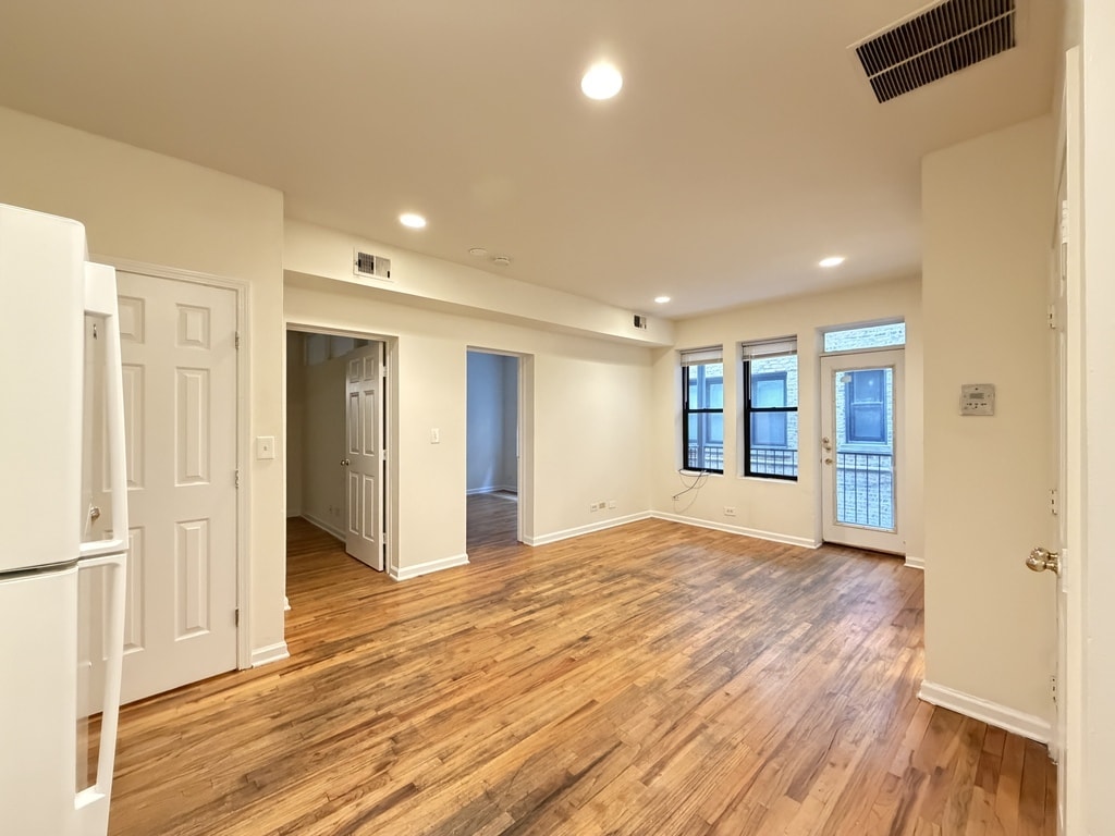 Building Photo - 909 W Dakin St