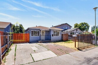 Building Photo - Spacious 3-Bed, 2-Bath Haven in Sacramento