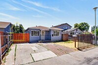 Building Photo - Spacious 3-Bed, 2-Bath Haven in Sacramento