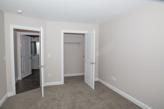 Building Photo - Fox Ridge Crossing 6