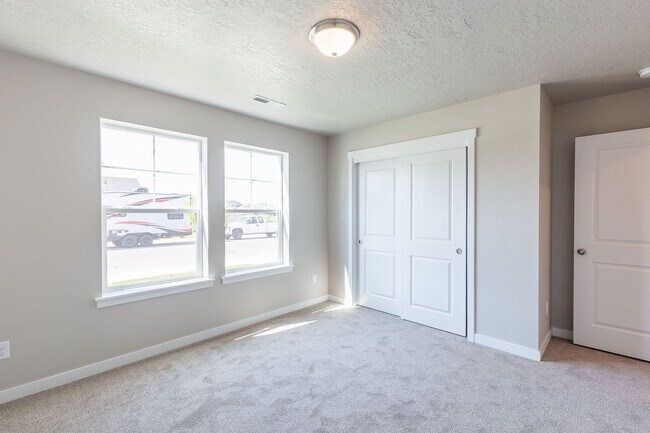 Building Photo - Perfect location for a 4 bed 2 bath with a...