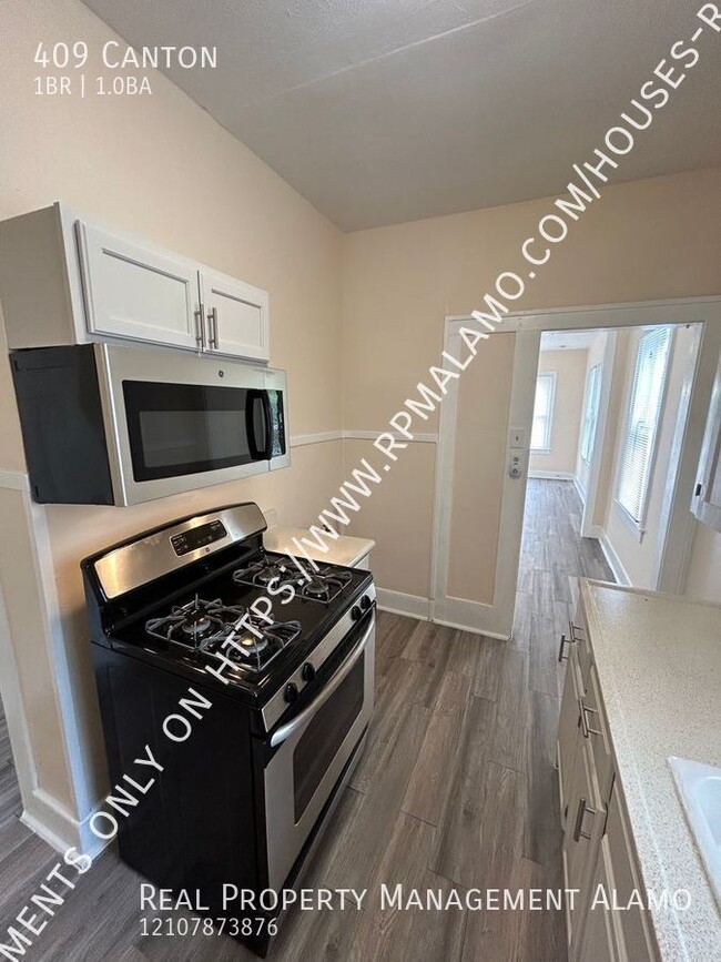 Building Photo - AVAILABLE NOW! 1 Bedroom /1 Bath Unit with...