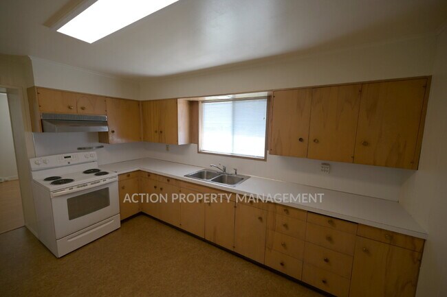 Building Photo - 3 bed 1 bath home in Port Angeles