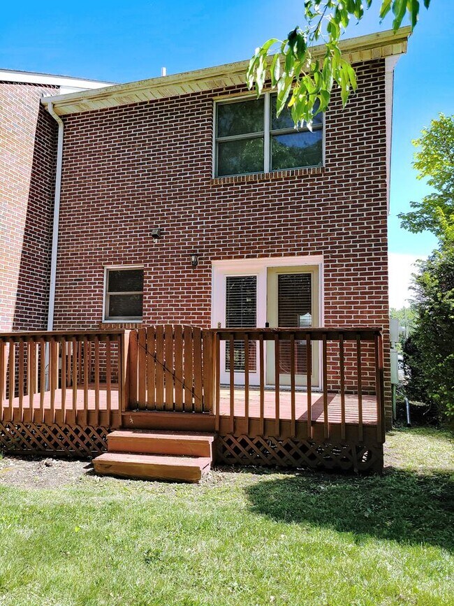 Building Photo - 807A Edgemont Terrace SW