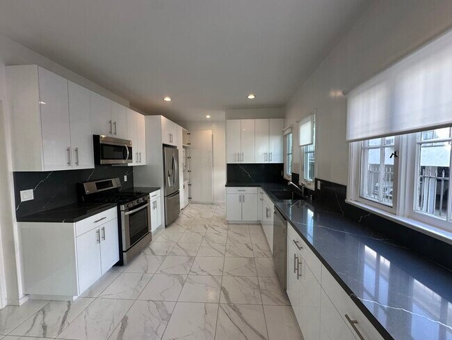 Building Photo - 1407 Laurel Ave