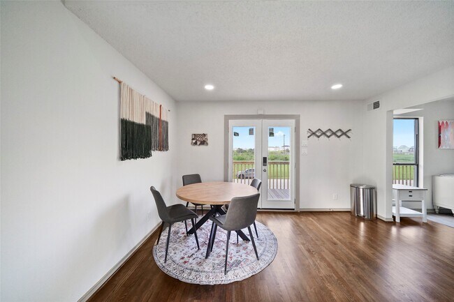 Building Photo - 4126 San Jacinto Dr