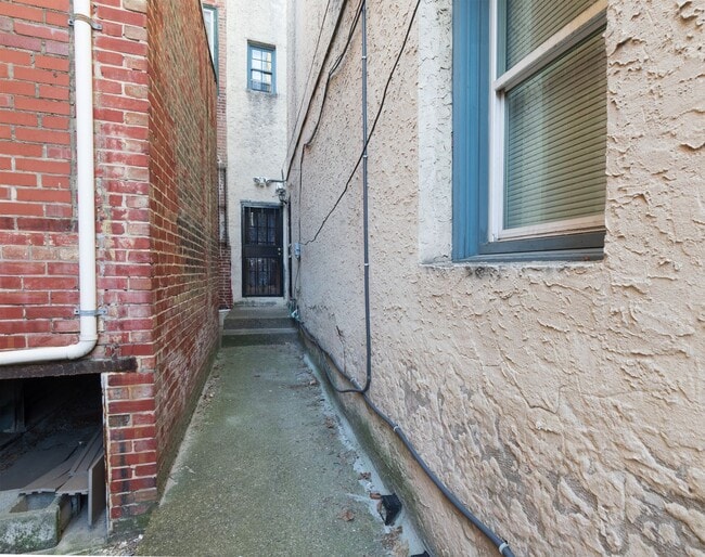 Building Photo - 2138 Mt Vernon St