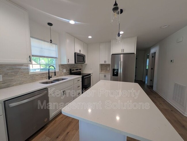 Building Photo - 55 Breezewood Dr