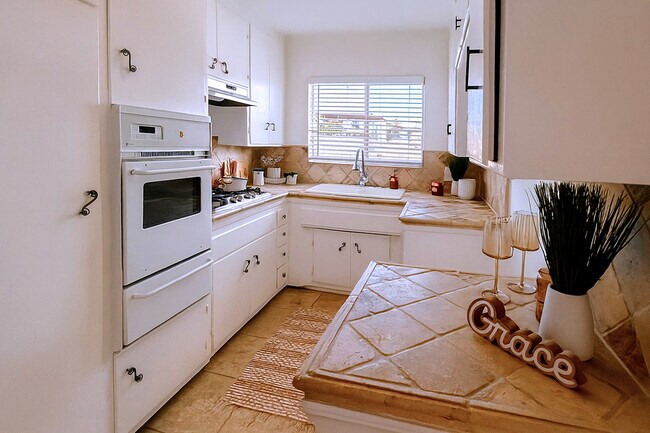 Building Photo - 216 S Gale Dr