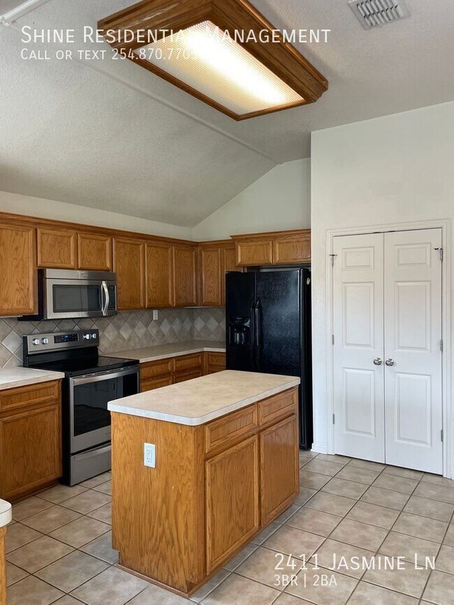 Building Photo - 2411 Jasmine Ln