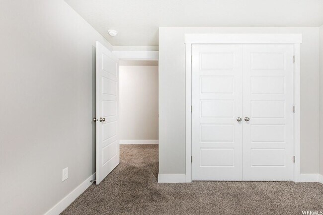 Building Photo - 577 E 200 S