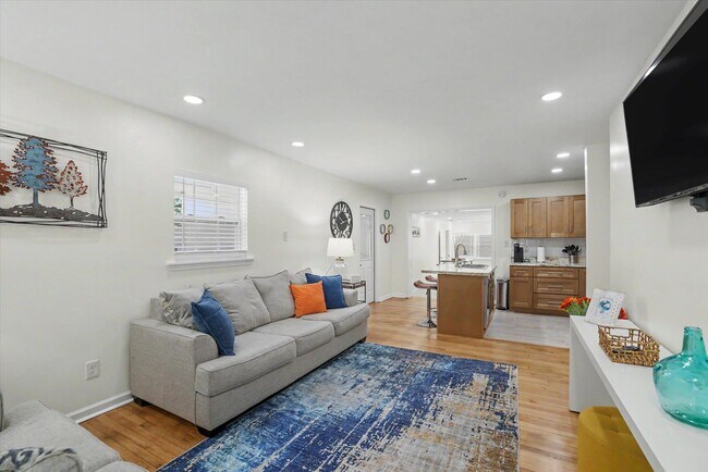 Building Photo - 713 Stafford St