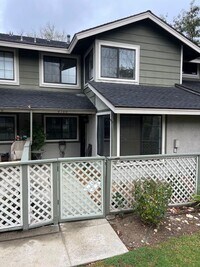 Building Photo - 8786 Knollwood Dr