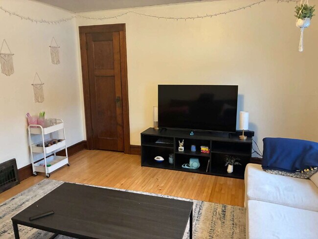 Building Photo - Nice 3 Bed 1 bath close to Water St. and UWEC! Available June 1st