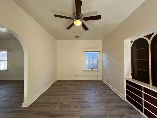 Building Photo - 1434