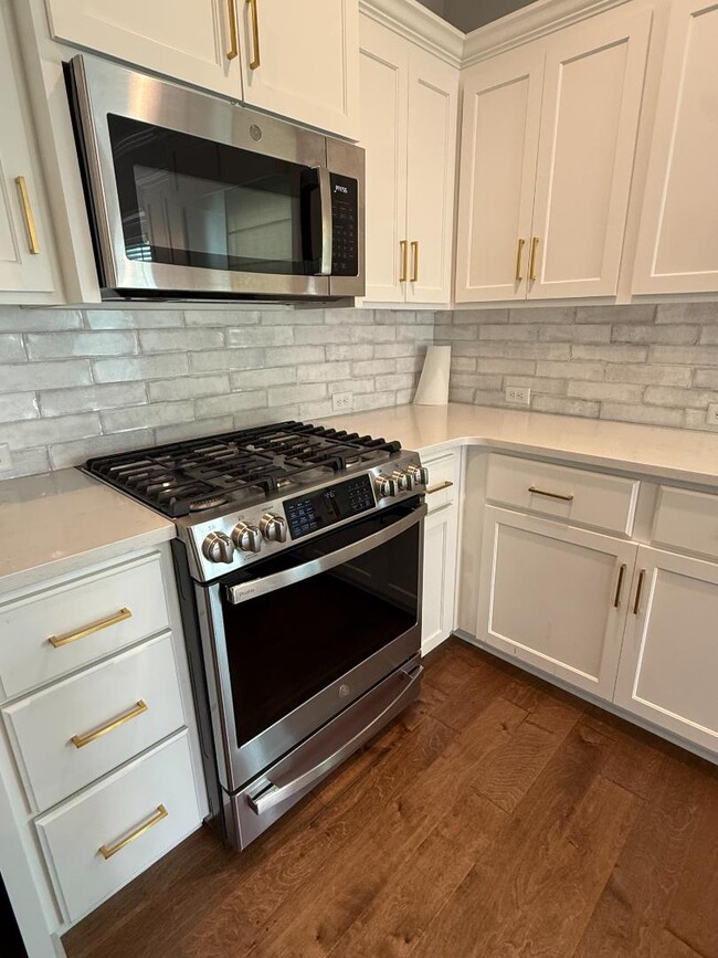 Building Photo - 345 Somers Ln