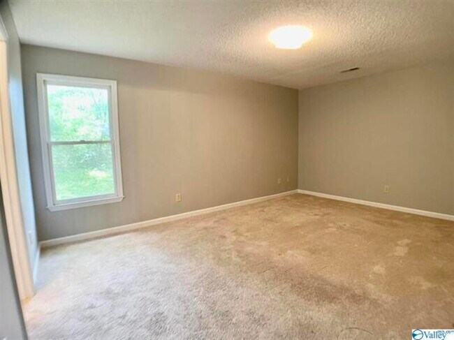 Building Photo - 158 Hollington Dr NE