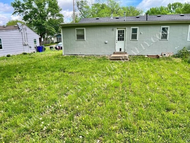 Building Photo - Cozy 2 Bed 1 Bath Duplex in OLATHE-Coming SOON!!