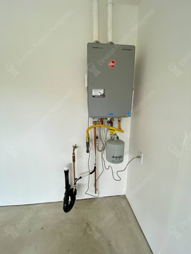 Building Photo - Petrosa Townhouse 3 BR - 2 ½ BA w/ loft