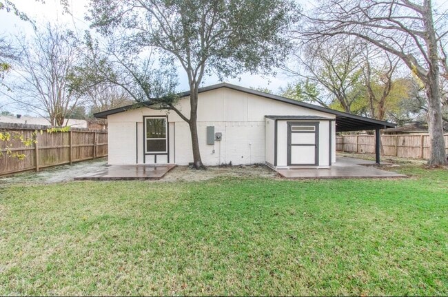 Building Photo - 15411 Sierra Valle Dr