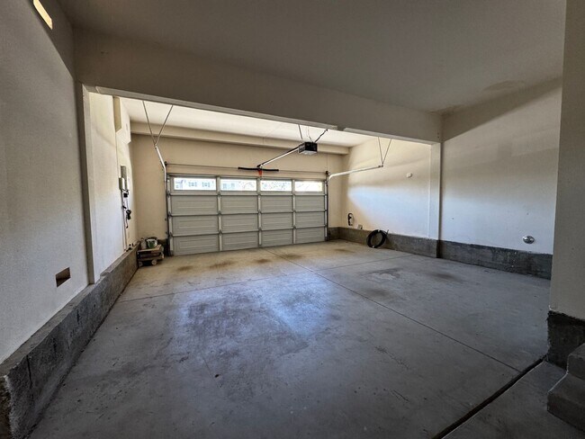 Building Photo - Spacious Temecula House with Bedroom and Bathroom on first floor!