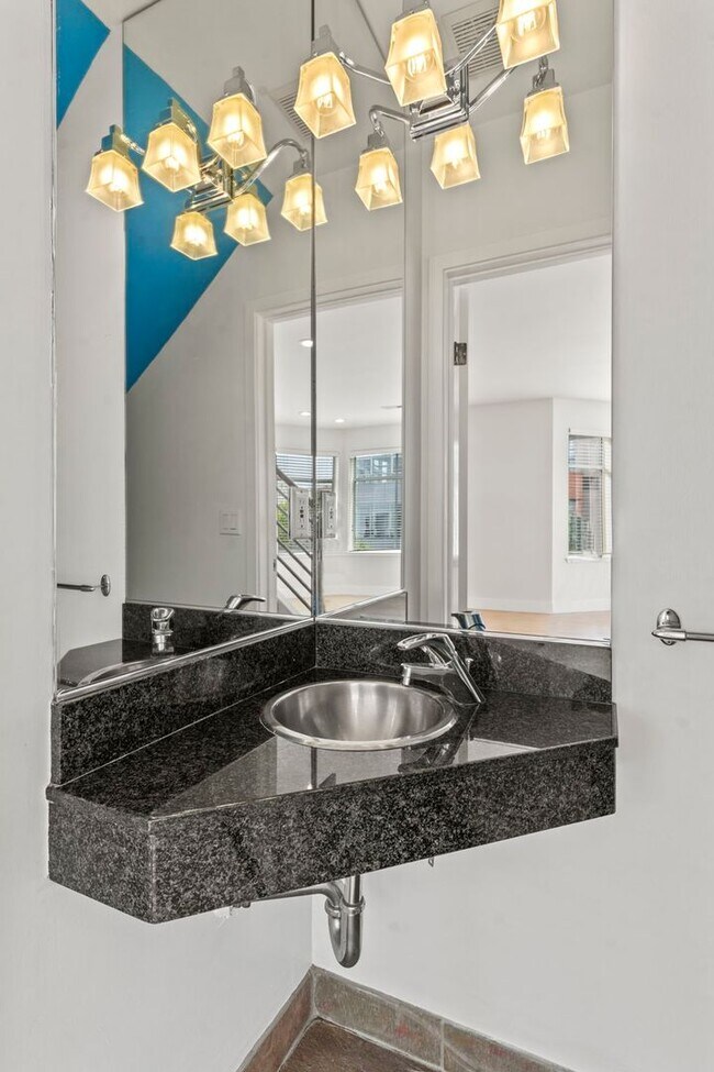 Building Photo - Lovely 2 Bed, 1.5 Bi-Level Hayes Valley Co...