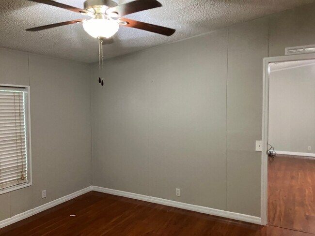 Building Photo - 1706 Riverview Dr