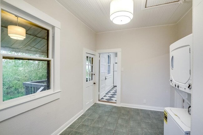 Building Photo - 804 Theresa Ave