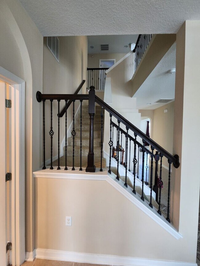 Building Photo - Five Bedroom with Water View in Avalon Park