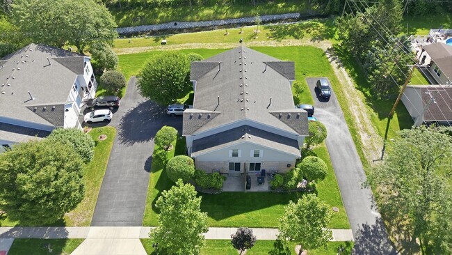 Building Photo - 16051 Laurel Dr